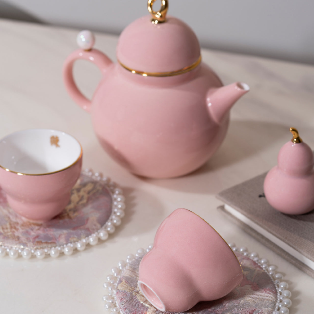 吉祥葫蘆茶具套裝（兩人份）：茶壺、茶杯、擺飾和杯墊