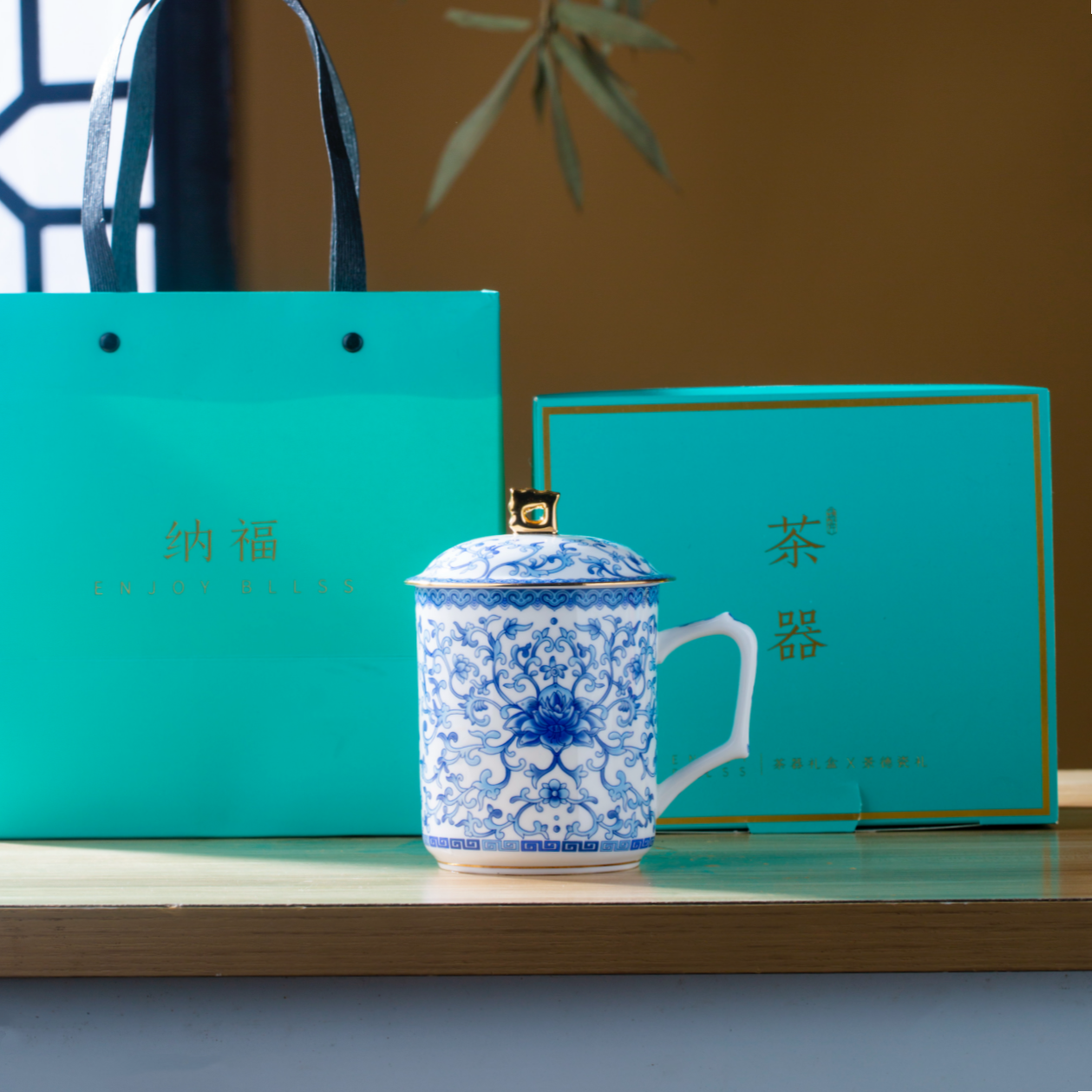 帝王龍紋馬克杯，附蓋，經典藍白瓷，18.60 液體盎司/550毫升