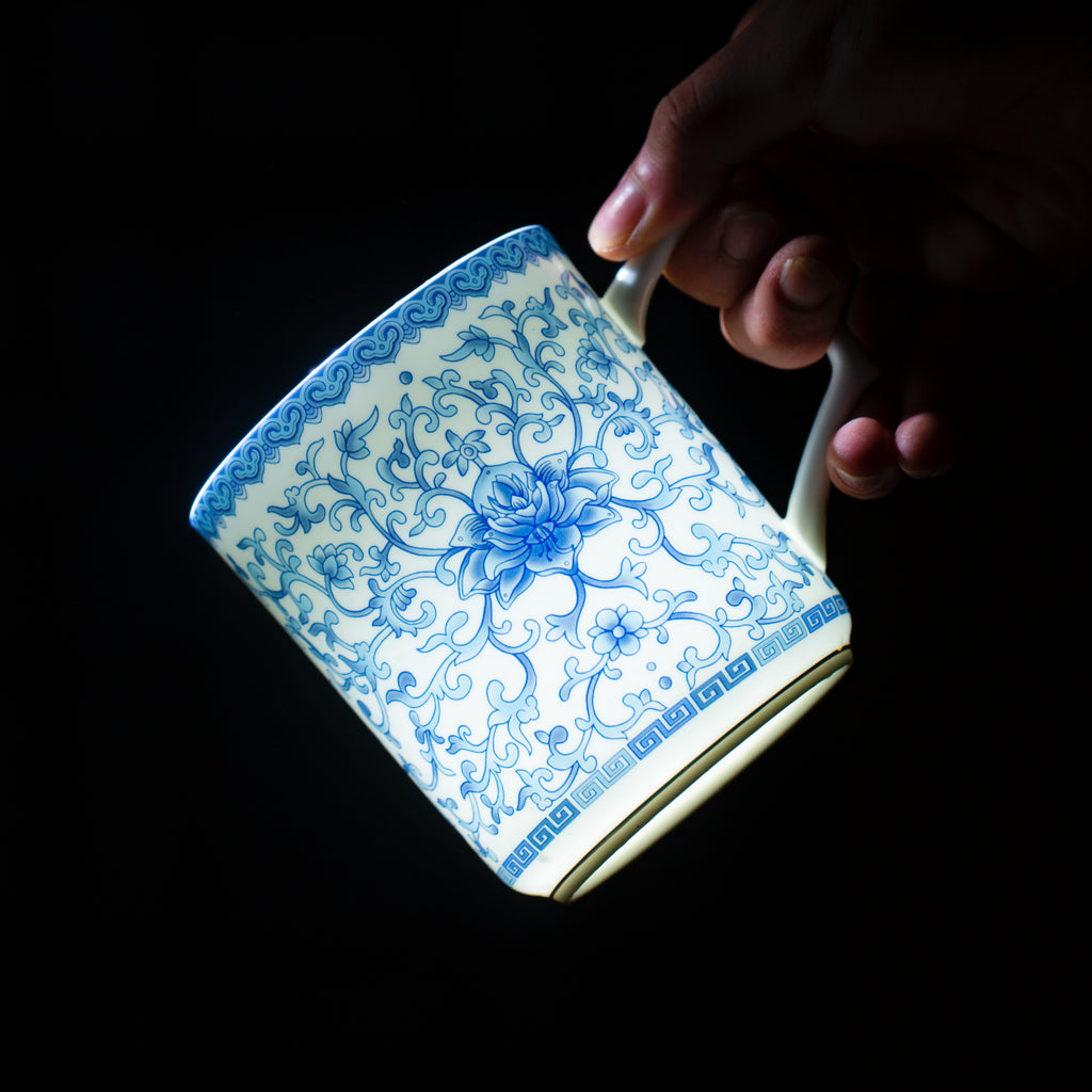 帝王龍紋馬克杯，附蓋，經典藍白瓷，18.60 液體盎司/550毫升