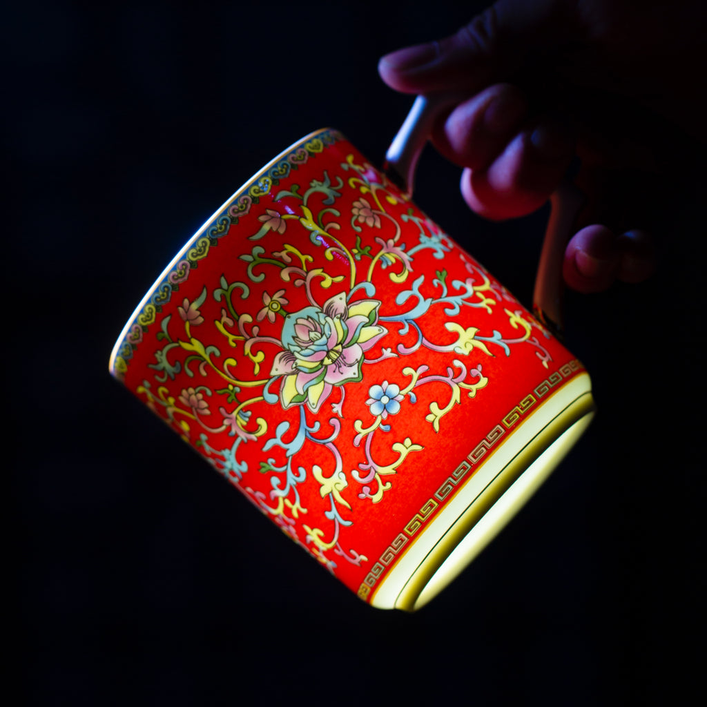 紅色琺瑯彩繪帝王龍紋馬克杯，有蓋，容量 550 毫升（18.60 液體盎司） 