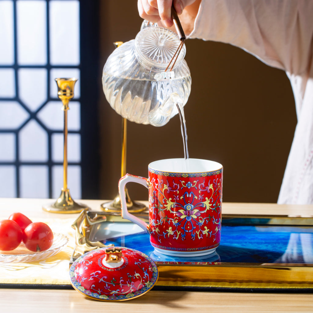 紅色琺瑯彩繪帝王龍紋馬克杯，有蓋，容量 550 毫升（18.60 液體盎司） 