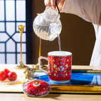 紅色琺瑯彩繪帝王龍紋馬克杯，有蓋，容量 550 毫升（18.60 液體盎司） 