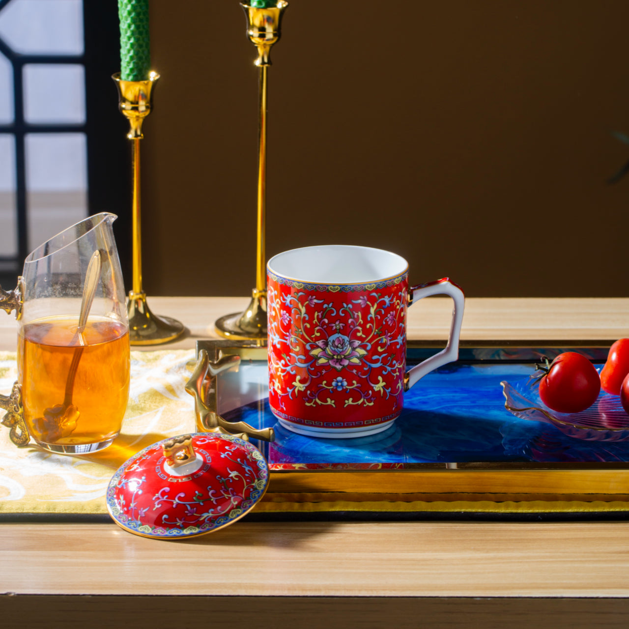 紅色琺瑯彩繪帝王龍紋馬克杯，有蓋，容量 550 毫升（18.60 液體盎司） 