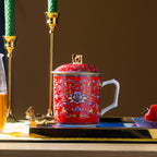 紅色琺瑯彩繪帝王龍紋馬克杯，有蓋，容量 550 毫升（18.60 液體盎司） 