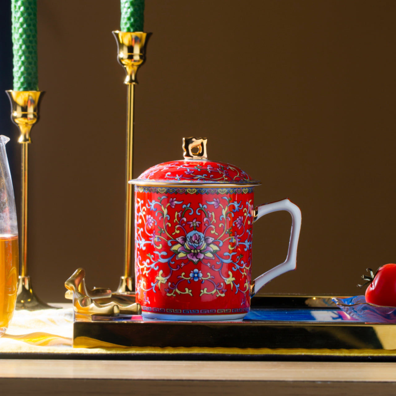 紅色琺瑯彩繪帝王龍紋馬克杯，有蓋，容量 550 毫升（18.60 液體盎司） 