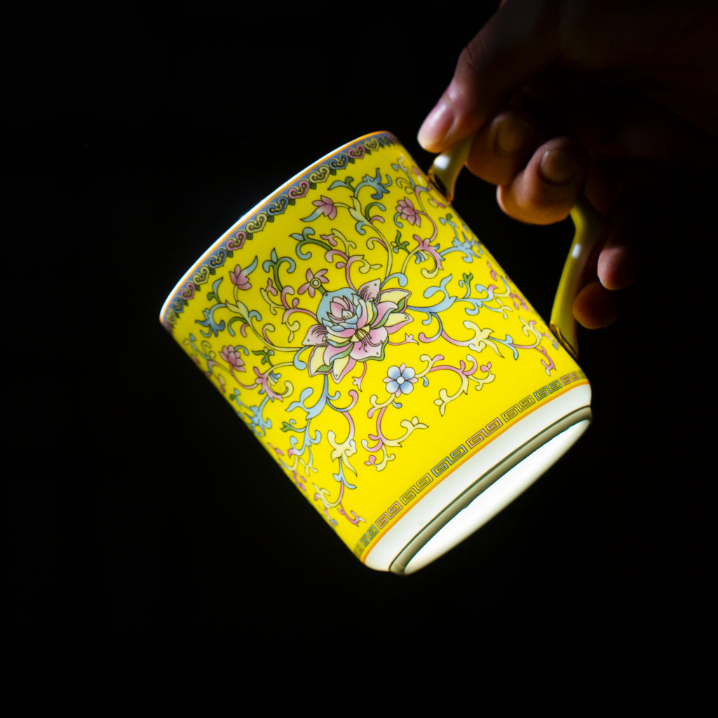 帝王龍紋帶蓋馬克杯，帝王黃琺瑯材質，容量 550 毫升（18.60 液體盎司） 