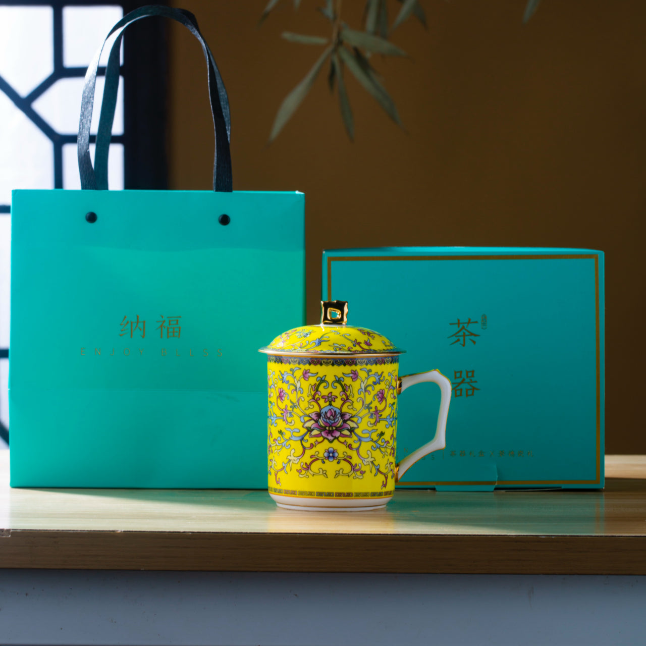 帝王龍紋帶蓋馬克杯，帝王黃琺瑯材質，容量 550 毫升（18.60 液體盎司） 