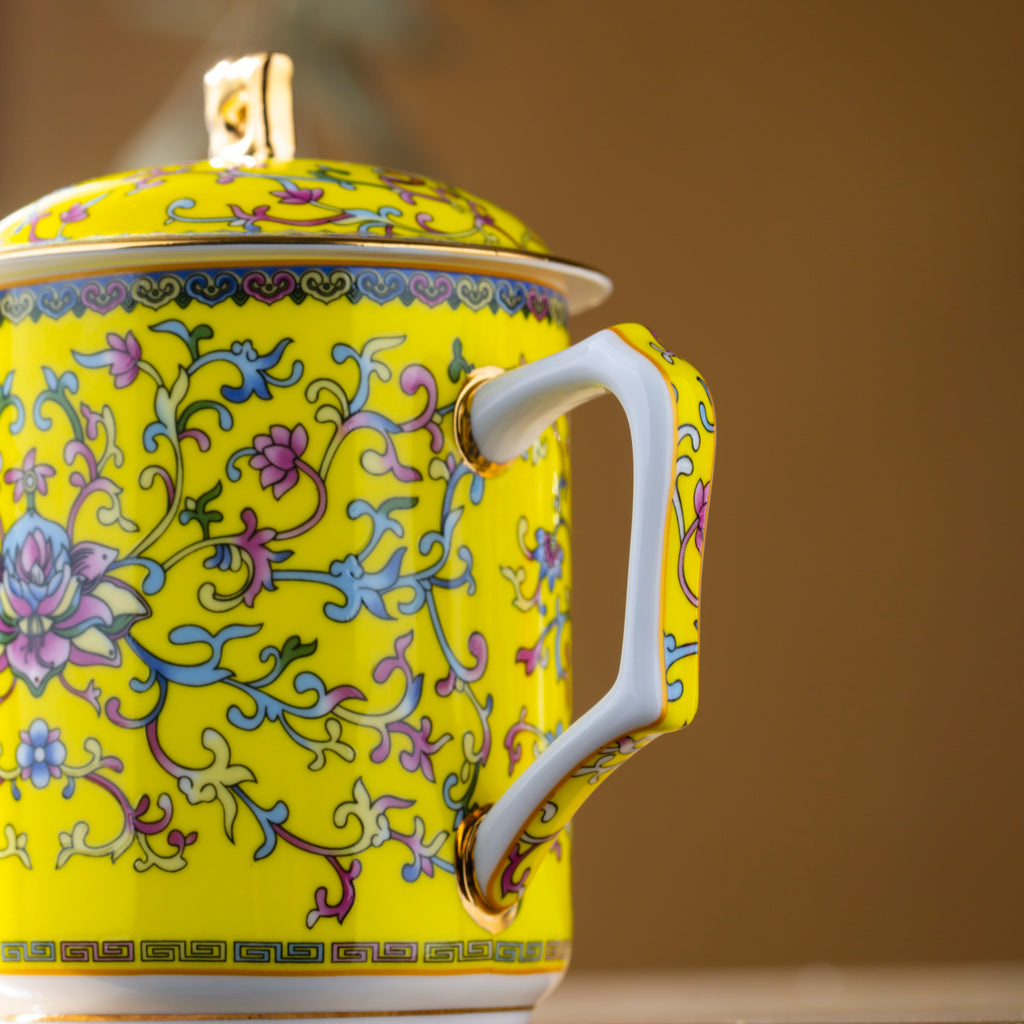 帝王龍紋帶蓋馬克杯，帝王黃琺瑯材質，容量 550 毫升（18.60 液體盎司） 