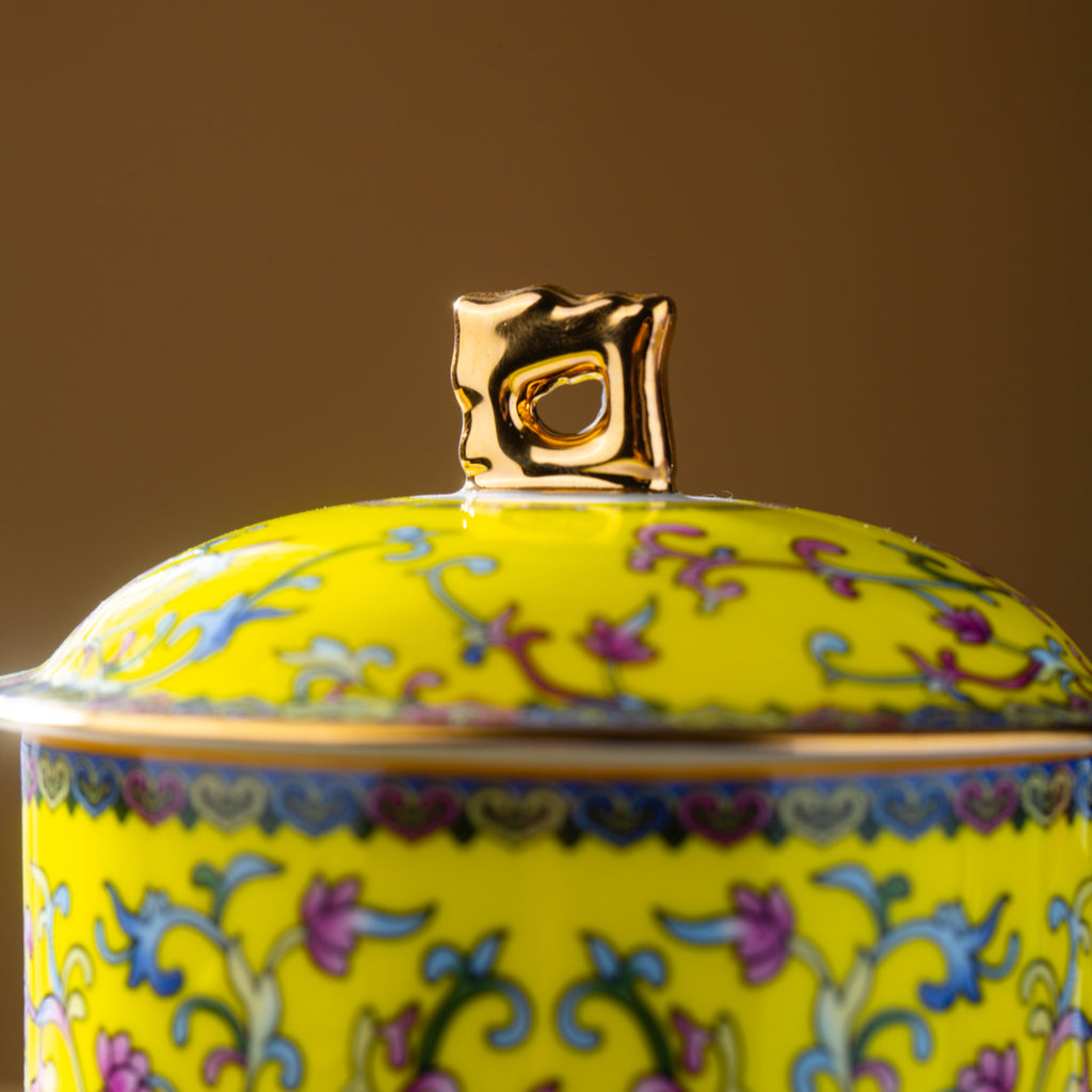 帝王龍紋帶蓋馬克杯，帝王黃琺瑯材質，容量 550 毫升（18.60 液體盎司） 