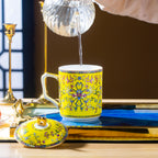 帝王龍紋帶蓋馬克杯，帝王黃琺瑯材質，容量 550 毫升（18.60 液體盎司） 