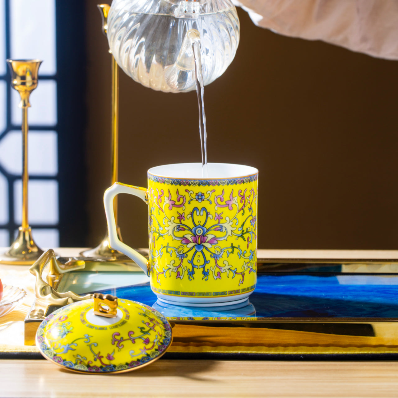 帝王龍紋帶蓋馬克杯，帝王黃琺瑯材質，容量 550 毫升（18.60 液體盎司） 