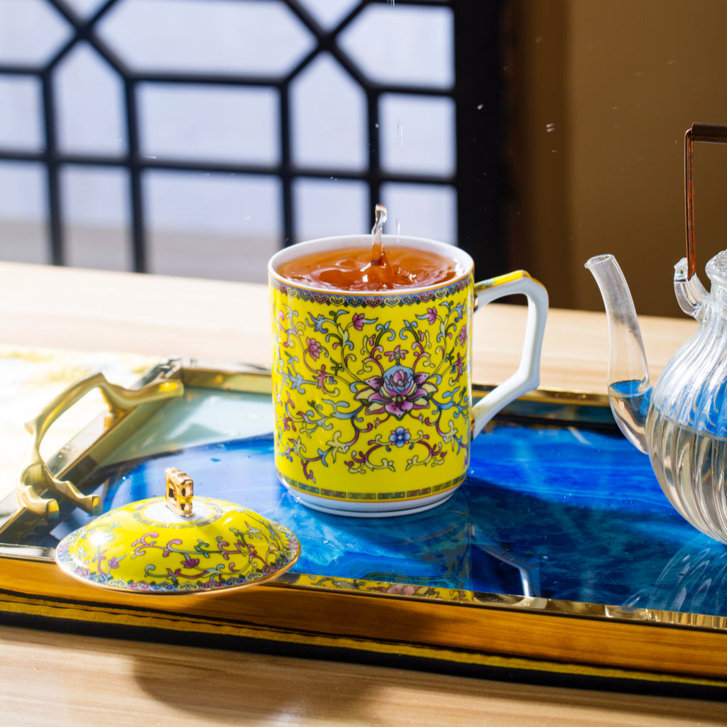 帝王龍紋帶蓋馬克杯，帝王黃琺瑯材質，容量 550 毫升（18.60 液體盎司） 