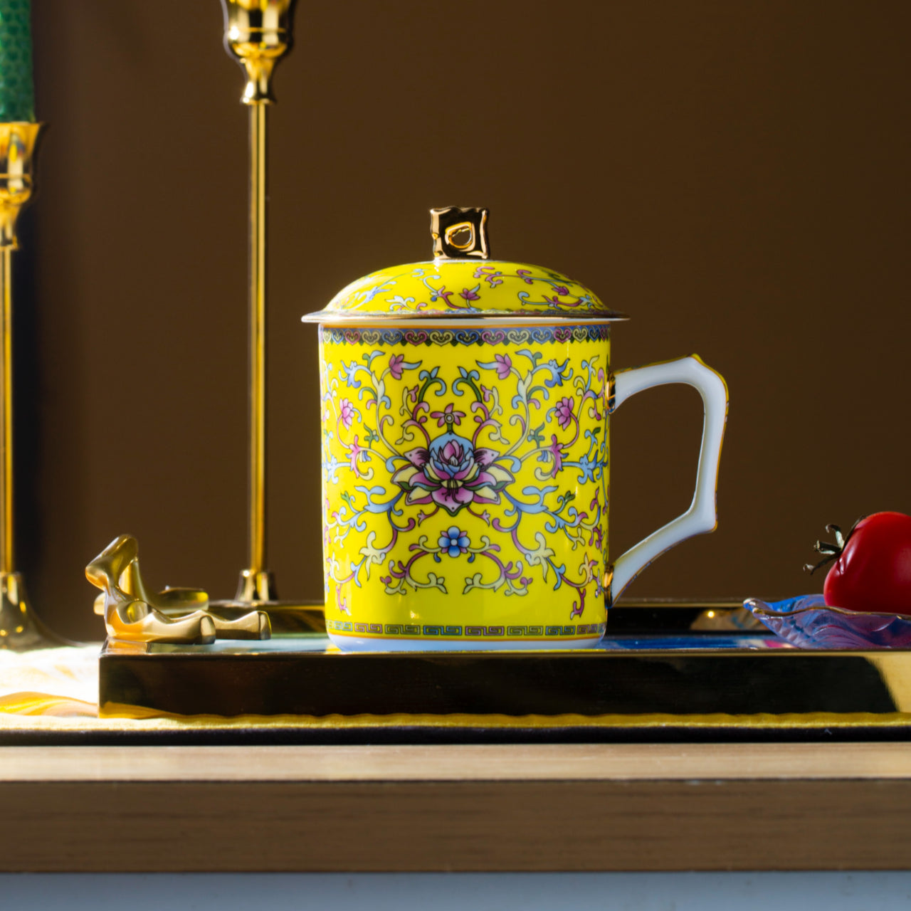 帝王龍紋帶蓋馬克杯，帝王黃琺瑯材質，容量 550 毫升（18.60 液體盎司） 