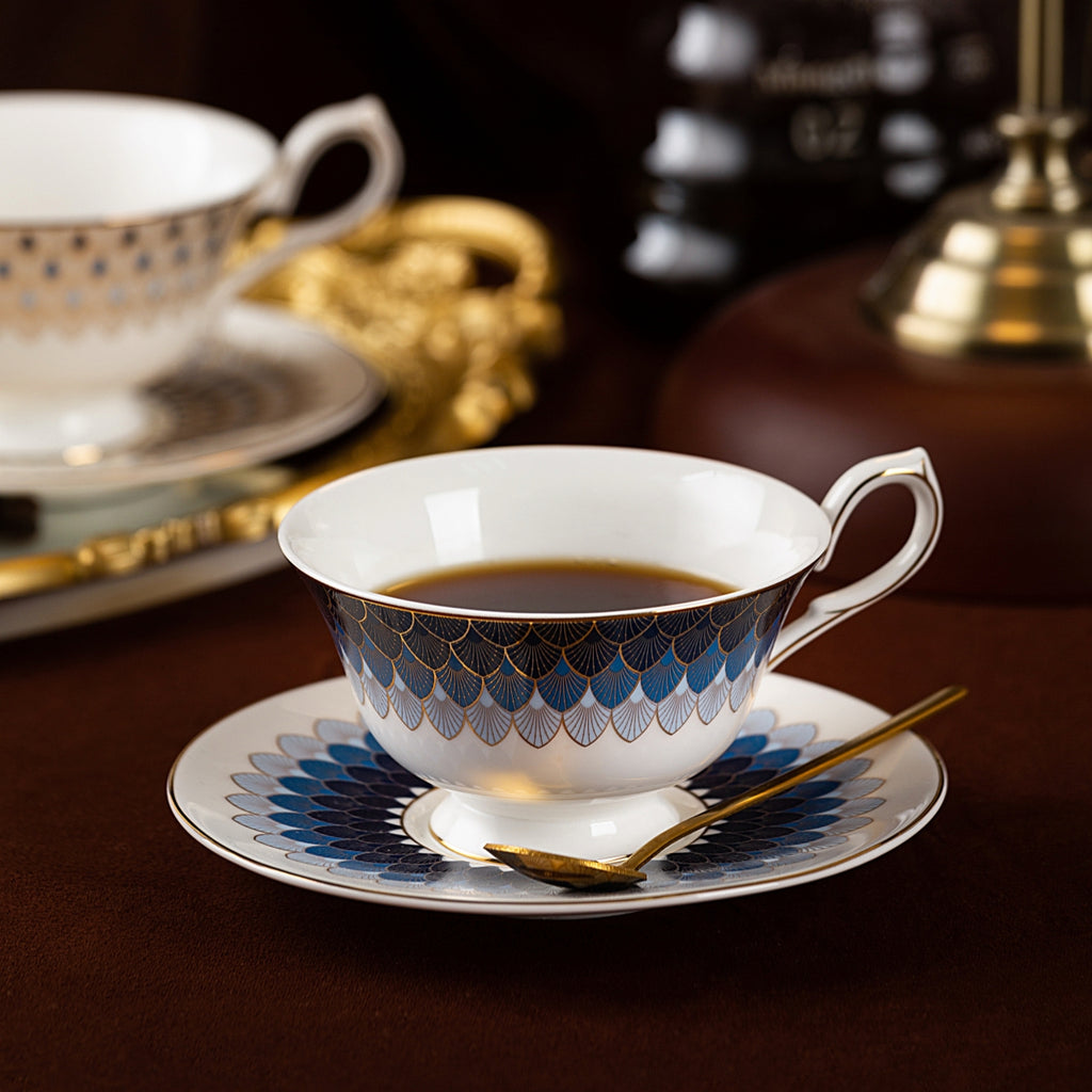 鎏金孔雀羽毛紋杯碟套裝，含勺，骨瓷，7.44 液體盎司（220毫升）