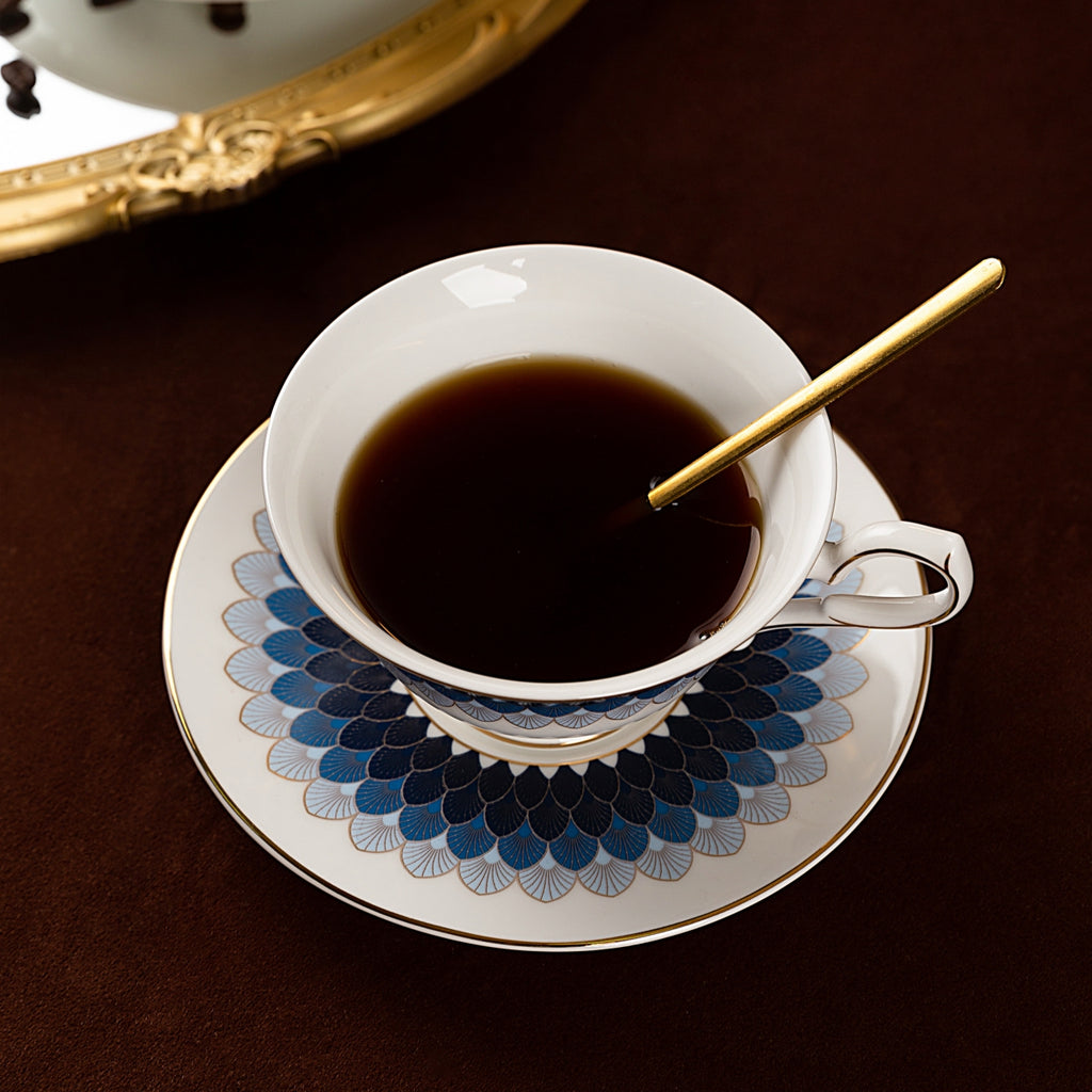 鎏金孔雀羽毛紋杯碟套裝，含勺，骨瓷，7.44 液體盎司（220毫升）