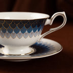 鎏金孔雀羽毛紋杯碟套裝，含勺，骨瓷，7.44 液體盎司（220毫升）