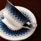 鎏金孔雀羽毛紋杯碟套裝，含勺，骨瓷，7.44 液體盎司（220毫升）