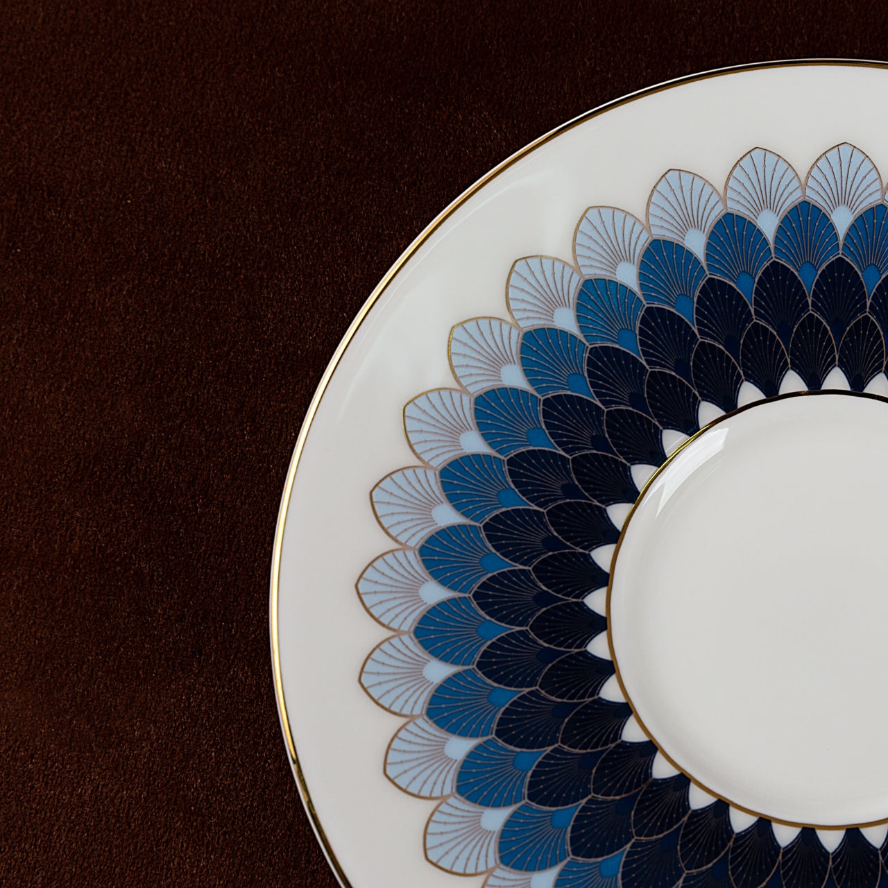 鎏金孔雀羽毛紋杯碟套裝，含勺，骨瓷，7.44 液體盎司（220毫升）