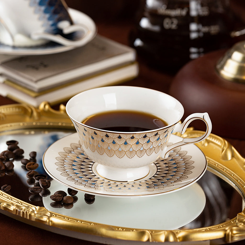 鎏金孔雀羽毛紋杯碟套裝，含勺，骨瓷，7.44 液體盎司（220毫升）