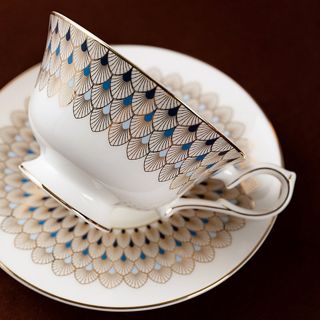 鎏金孔雀羽毛紋杯碟套裝，含勺，骨瓷，7.44 液體盎司（220毫升）