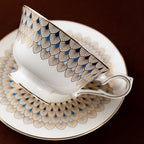 鎏金孔雀羽毛紋杯碟套裝，含勺，骨瓷，7.44 液體盎司（220毫升）