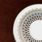 鎏金孔雀羽毛紋杯碟套裝，含勺，骨瓷，7.44 液體盎司（220毫升）